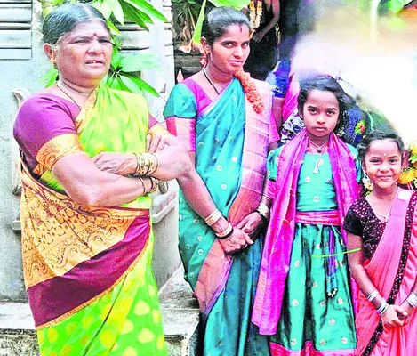 పిల్లలతో సహా తల్లీకూతుళ్ల అదృశ్యం