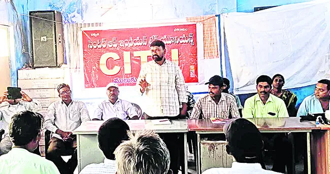 జీపీ కార్మికుల వేతనాలు చెల్లించాలి
