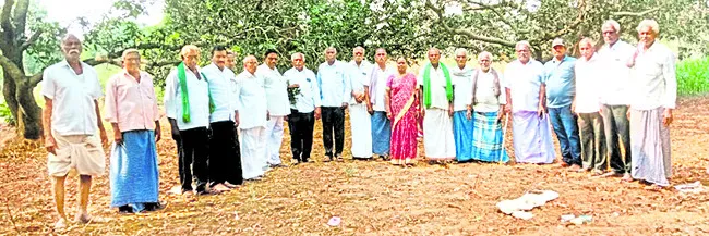 మామిడి రైతులను ప్రభుత్వం ఆదుకోవాలి 