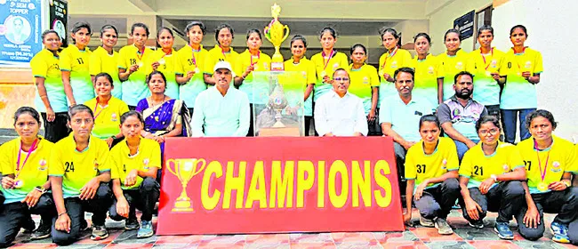 వర్సిటీ మహిళా ఖోఖో జట్టులో కృష్ణవేణి విద్యార్థినులు 