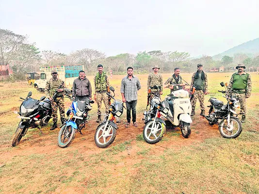 రికార్డుల్లేని వాహనాలు స్వాధీనం 