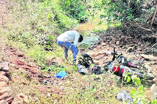వాగులోకి దూసుకెళ్లిన బైక్‌