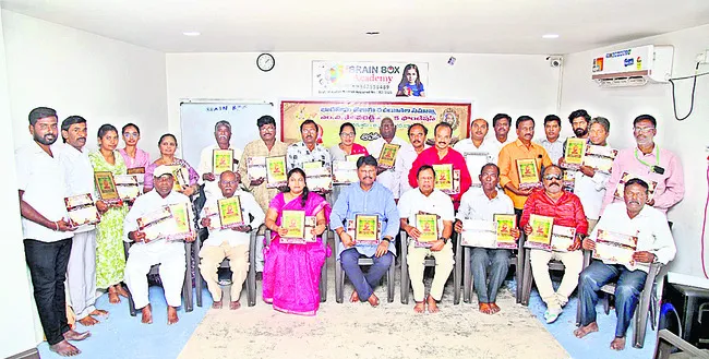 తొలి తెలుగు పద్యకవయిత్రి మొల్ల 
