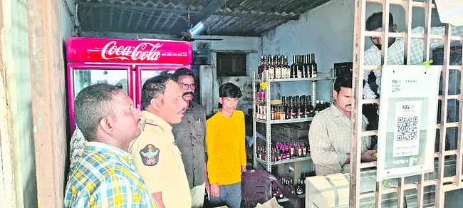 మద్యం దుకాణంలో చోరీ 