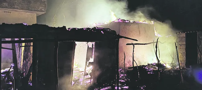 తాటాకిళ్లు దగ్ధం