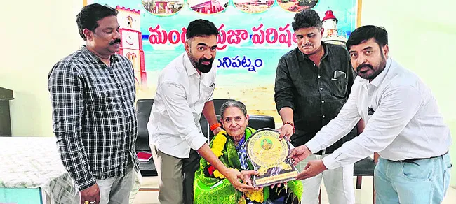 కుమారుడు చేతుల మీదుగా సత్కారం 
