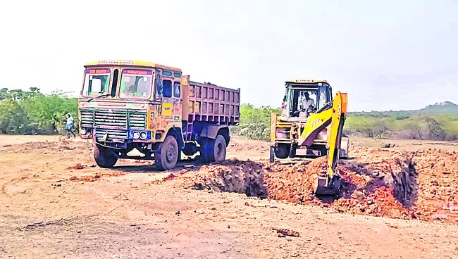 ఈరోజు సెలవు.. రేపొచ్చి ఫిర్యాదు ఇవ్వండి