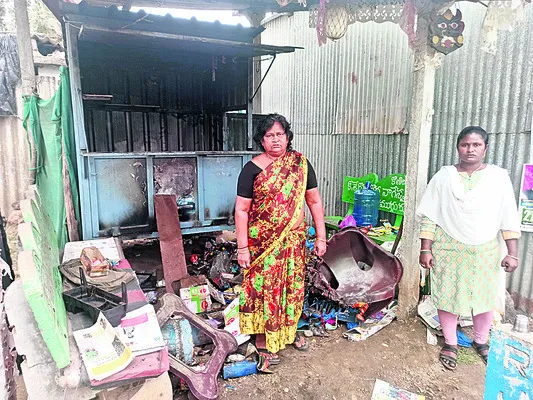 షార్ట్‌ సర్క్యూట్‌తో బడ్డీకొట్టు దగ్ధం 
