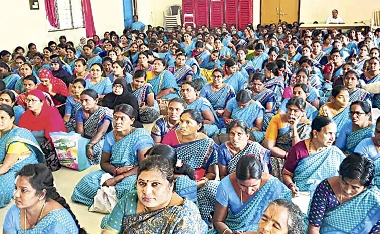 విజయవాడలో కొనసాగుతున్న అంగన్‌వాడీల ఆందోళన