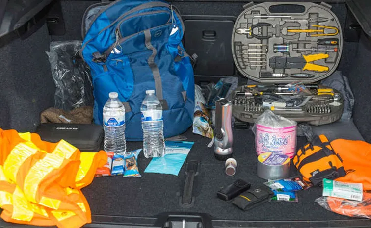 కారులో ఈ 10 వస్తువులుంటే.. మీరు సేఫ్!