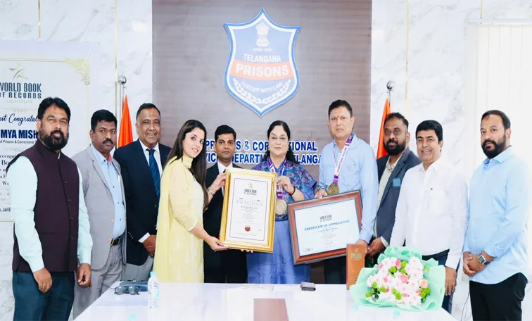 వరల్డ్ బుక్ ఆఫ్‌ రికార్డ్స్ అవార్డు అందుకున్న సౌమ్యామిశ్రా