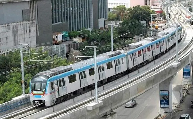 Hyderabad: ఎక్కడికక్కడ నిలిచిపోయిన మెట్రో రైళ్లు