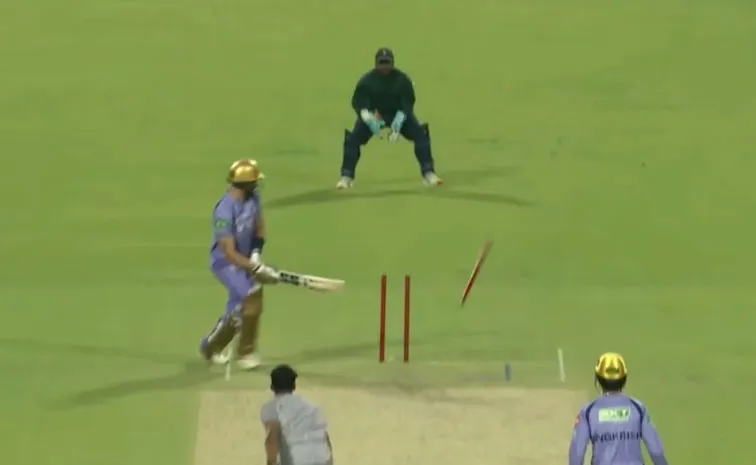 Navdeep Saini Sends Finn Allen Middle Stump KKR Intra Squad Match2