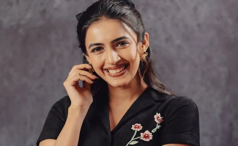 Niharika Konidela Interesting Comments On Women Dressing