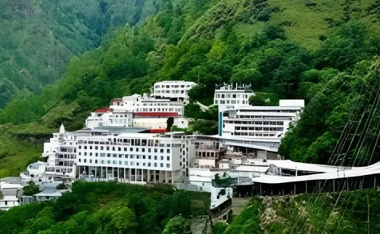 వైష్ణో దేవి యాత్ర నిలిపివేత.. భక్తులకు ప్రత్యేక సూచన