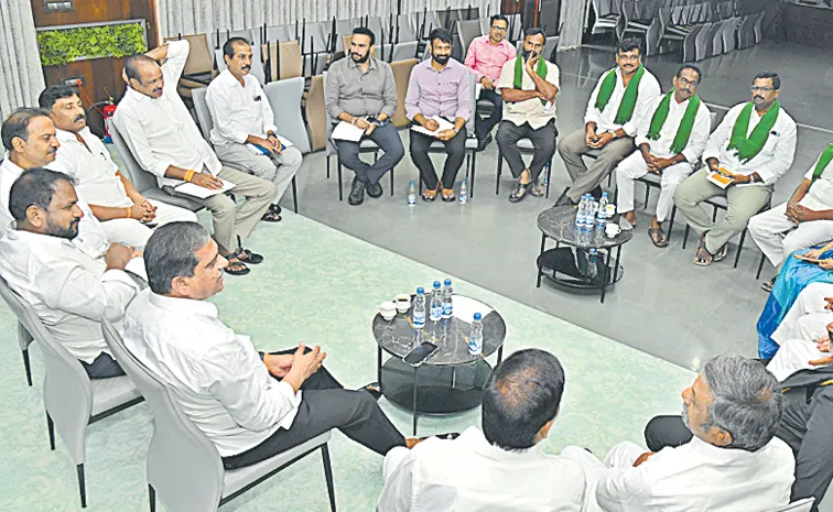 Sajjala Ramakrishna Reddy Fires on Chandrababu