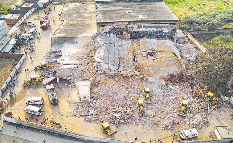 యూపీలో కుప్పకూలిన శీతల గిడ్డంగి