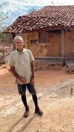 80-year-old Francisco Matías who chooses a 105-year-old clay house in the city of Brazil