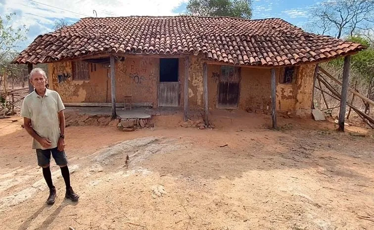 105 ఏళ్ల పురాతన మట్టి ఇంటిలో విశ్రాంత ఉద్యోగి..!