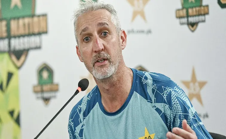 ఆ స్టుపిడ్‌ వీడియోలు వద్దు: కోచ్‌ ఫైర్‌