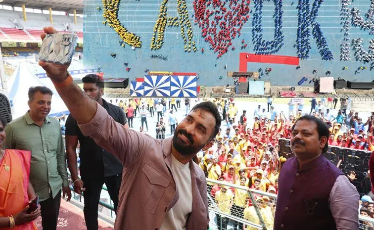 Fans adore Dinesh Karthik in record-breaking event