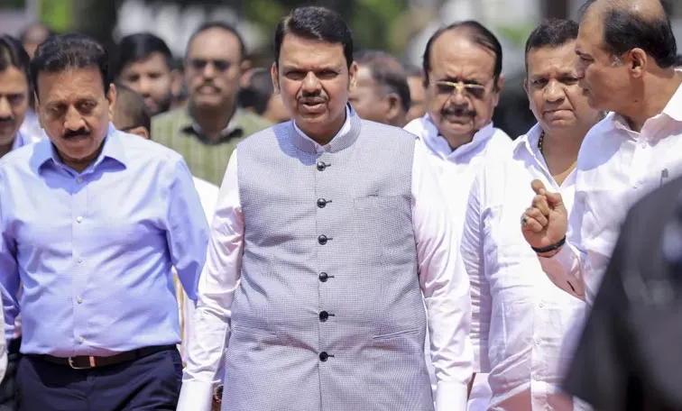 Maharashtra impose full lockdown CM Fadnavis warns against rumours