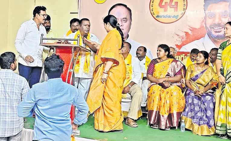 మైక్ లాక్కొని హంగామా.. టీడీపీలో పెరిగిన విభేదాలు!