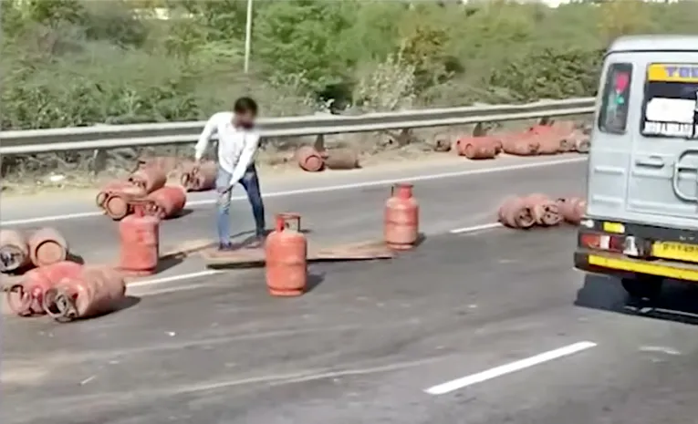 సిలిండర్ల లారీ పల్టీ.. పోలీసుల బందోబస్తు!