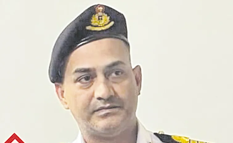 నకిలీ నేవీ అధికారికి 12 ఏళ్ల జైలు 