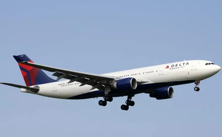 గాల్లో పేలిన విమానం.. ఫైలట్‌ అప్రమత్తతతో 288 మంది సేఫ్ 