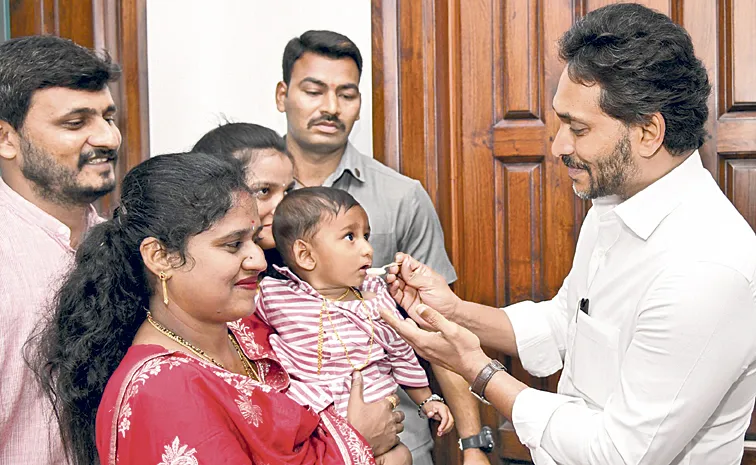 చిన్నారులకు వైఎస్‌ జగన్‌ అన్నప్రాసన