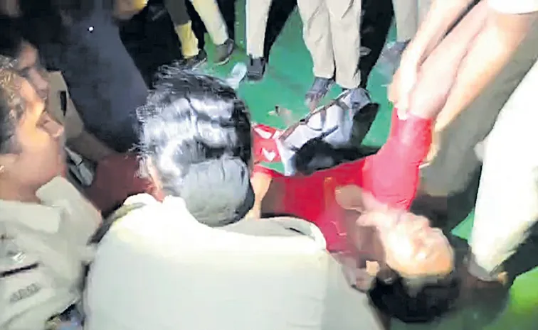 అంగన్‌వాడీలపై ఆటవిక దాడి!