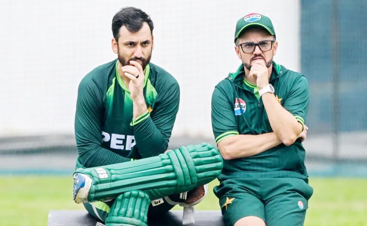 Pakistan Players Revolt Against Coach Hesson After T20 WC Debacle1