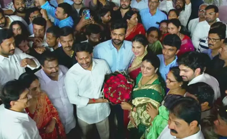 ప్రొద్దుటూరులో వైఎస్‌ జగన్‌.. కొత్త జంటకు ఆశ్వీరాదం