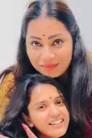 Divvala Madhuri Gift Gold Earrings to Bigg Boss Thanuja Puttaswamy1