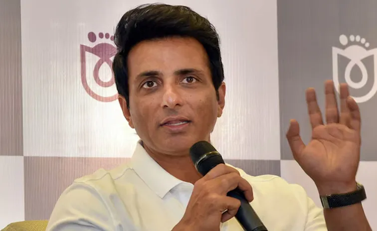 Sonu Sood offers free stay in Dubai to stranded people4