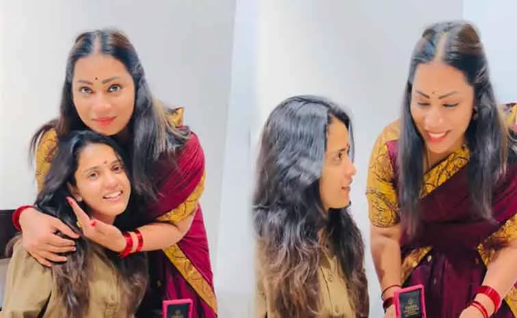 Divvala Madhuri Gift Gold Earrings to Bigg Boss Thanuja Puttaswamy