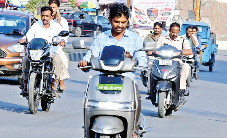 ద్విచక్ర వాహనదారుల హల్‌‘సెల్‌’