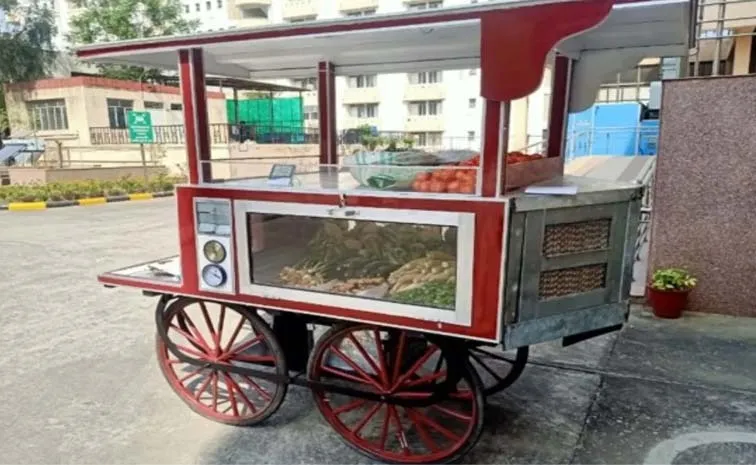 Solar tricycle gives vendors a clean green push