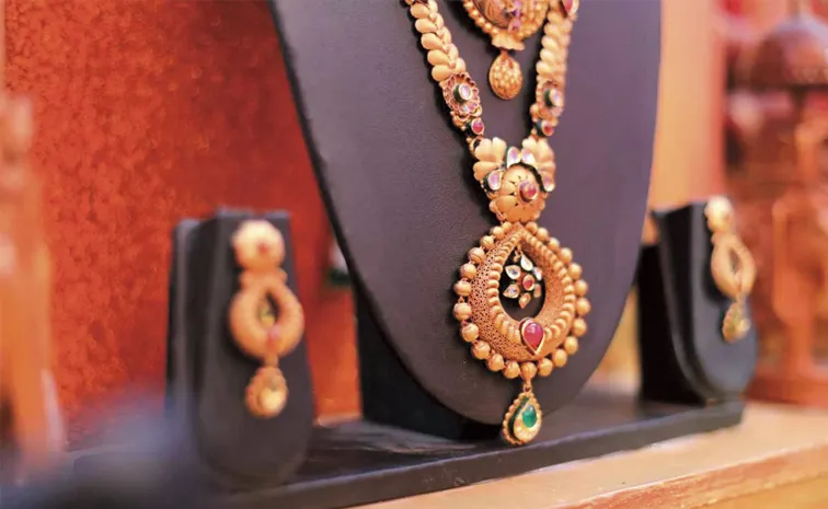 Rajannasiricilla District girl steals mom gold jewellery to buy boyfriend bike