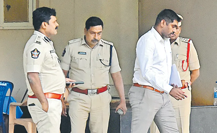 విచారణకు హాజరైన సునీల్‌ నాయక్‌