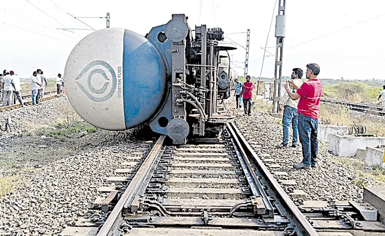 పట్టాలు తప్పిన గూడ్స్‌ రైలు 