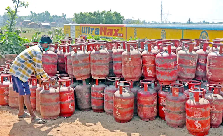 Cooking Gas Crisis: Cylinders Sold at 2500 in Rajahmundry Black Market
