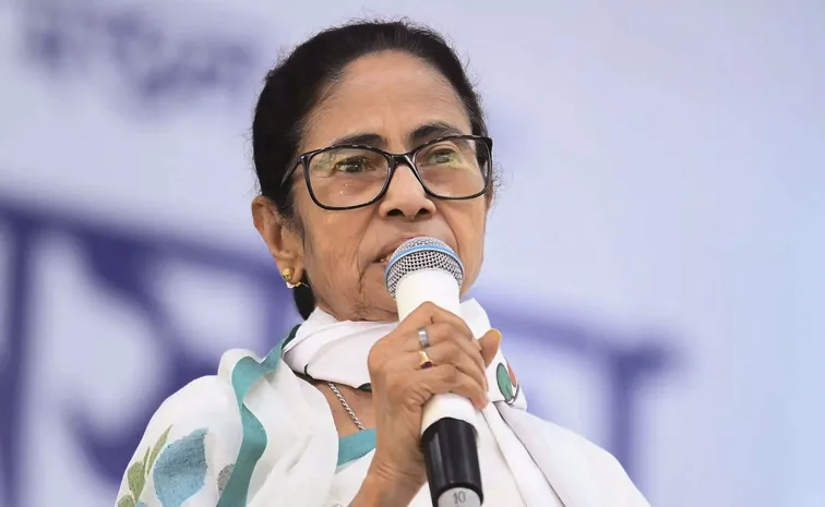 CM Mamata Banerjee Rebukes Narendra Modi Fish Production Claims
