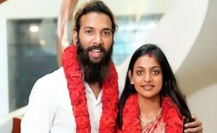 Big Twist In Kumbh Mela Monalisa Marriage