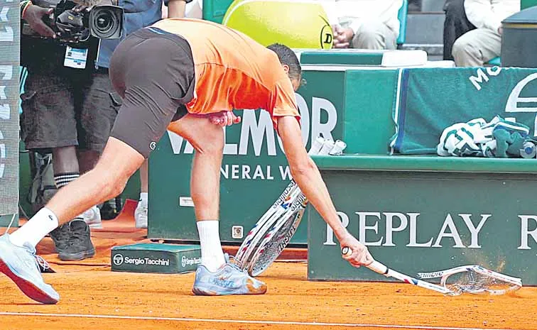 Medvedev breaks his racket at the Monte Carlo Masters tournament