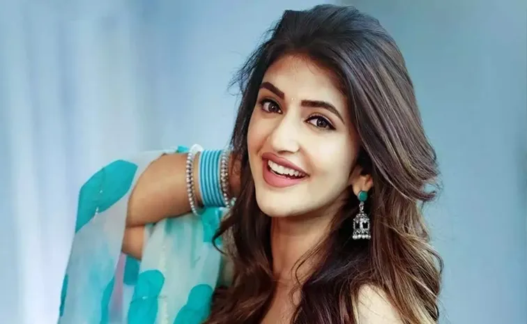 tollywood actress Sreeleela Visited Tirumala for Blessings