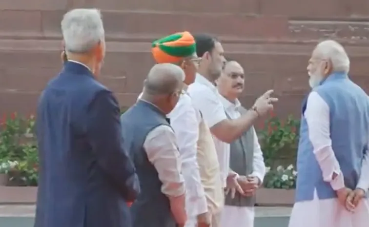 PM Modi, Rahul Gandhi engage in candid talks: Video Viral