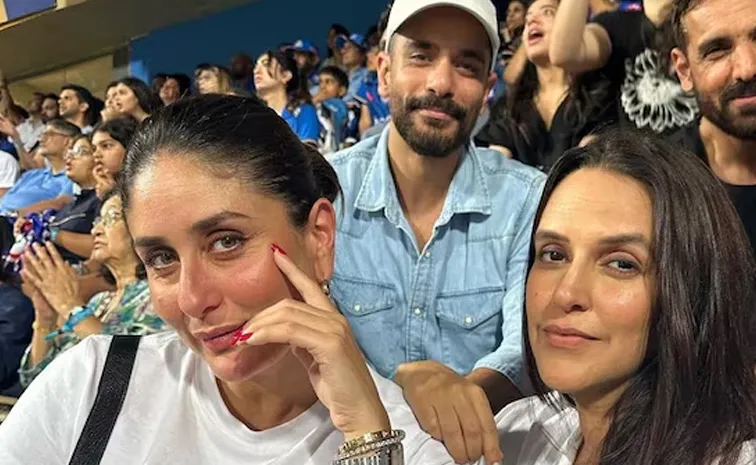 Kareena Kapoor Remove MI Jersey After Team Lost