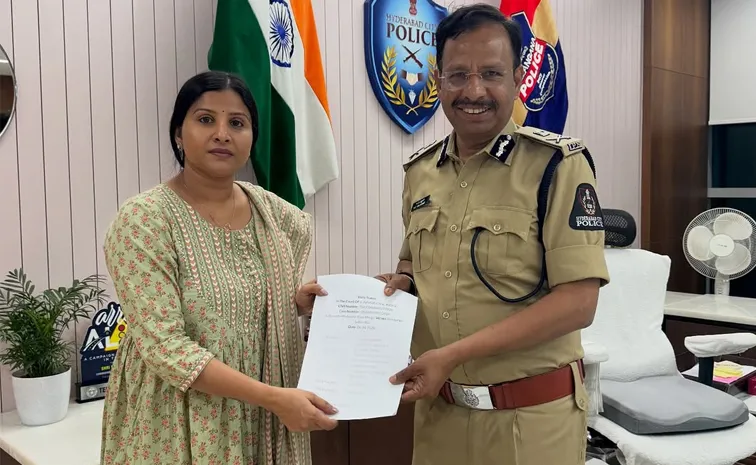 Singer Mangli Meet Hyderabad CP Sajjanar